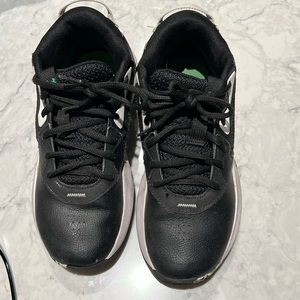 Under armour boy 6y sneaker.